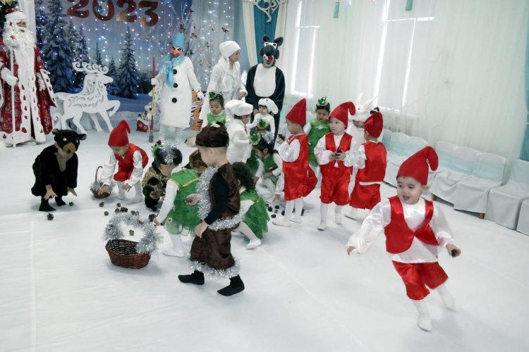 "Балапан" ортаңғы тобы. "Төрлет,төрлет Жаңа жыл!" атты ертеңгілігі