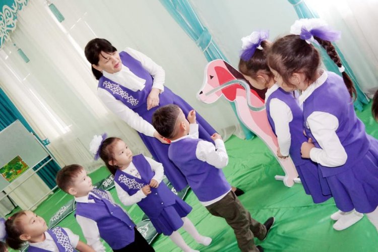 "Балақай" ересек тобының "Жайлауда" тақырыбында ойын түрінде іс- әрекеті