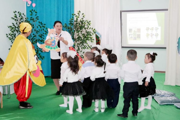 "Қарлығаш" ортаңғы топ "Бауырсаққа көмек" тақырыбында іс  - әрекет