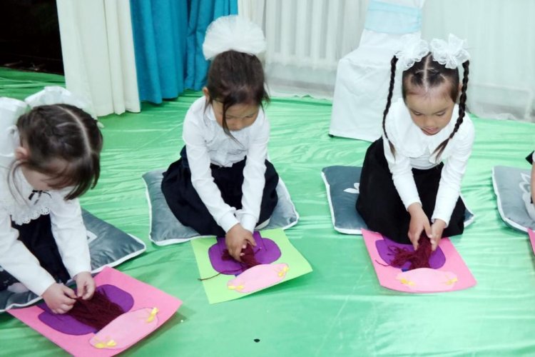 "Бауырсақ" тобы "Көңілді ойын сағаты" тақырыбында ойын түрінде іс - әрекет