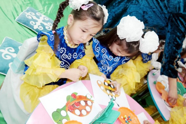 "Айгөлек" ересек тобы "Сиқырлы кілемше" ойыны