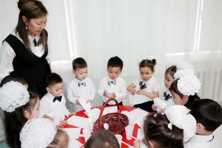 "Кітапханаға саяхат" тақырыбында ойын түрінде ұйымдастырылған іс - әрекет