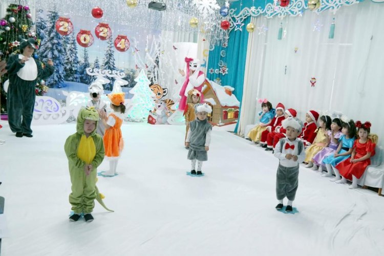 "Айгөлек" ересек тобы "Құтты болсын Жаңа жыл!" тақырыбында мерекелік ертеңгілік