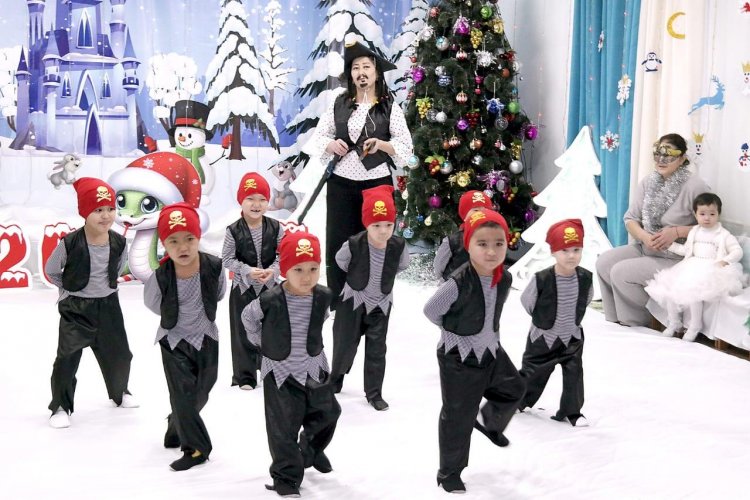 "Көбелек" ересек тобы "Жаңа жылдық саяхат" тақырыбында мерекелік ертеңгілік