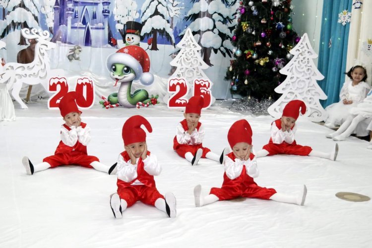 "Жұлдыздар" ересек тобы "Қош келдің, Жаңа жыл!" тақырыбында ертеңгілік