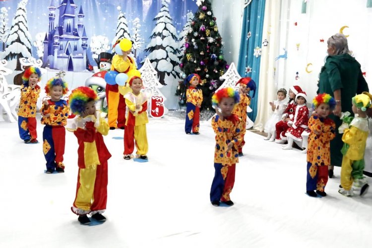 "Айгөлек" ересек тобы "Қош келдің, Жаңа жылым" тақырыбында мерекелік ертеңгілік